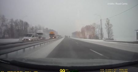 Kierowca zaskoczony zmianą nawierzchni ląduje w rowie