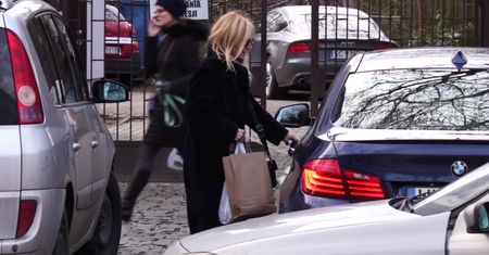 61-letnia Olejnik wiezie dla syna jedzenie na wynos
