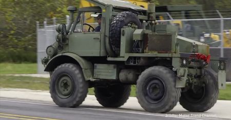 #dziejesiewmoto: o włos od potrącenia łosia, ciężarówka przewraca się na bok i stary terenowy Mercedes