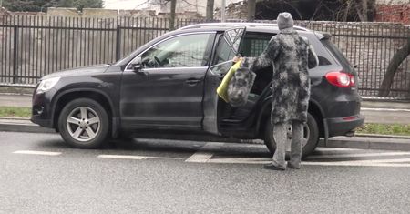 Zmęczona Foremniak zostawia auto na wysepce i idzie na zakupy