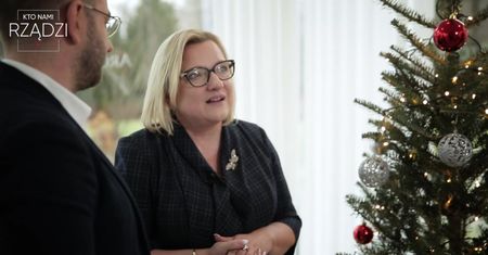 Beata Kempa śpiewa kolędę. I tłumaczy, że nie boi się "hejtu"