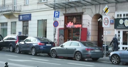 Tomasz Lis też parkuje na zakazie