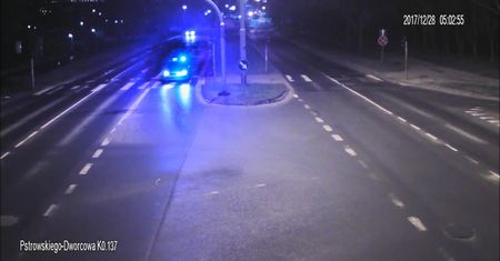 Olsztyn: Pijany przejechał na czerwonym świetle obok radiowozu