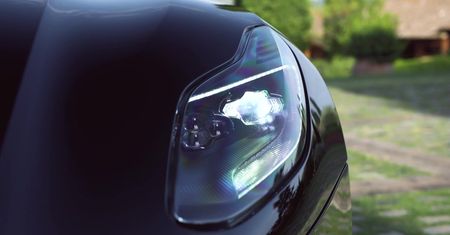 Uczta dla zmysłów: pierwsza jazda Astonem Martinem DB11 V8 na filmie