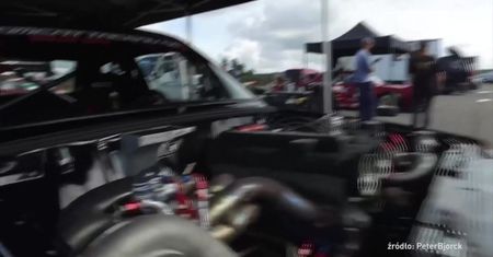 Niezwykle zmodyfikowana ciężarówka, przelot przez środek ronda i małe Volvo z podzespołami z bolidu F1