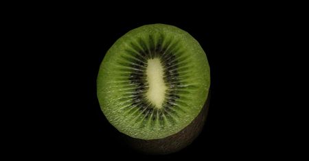 Dlaczego warto jeść kiwi ze skórką?