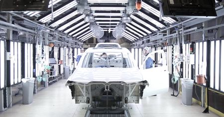 Nowe BMW X7 na pierwszych, oficjalnych materiałach. Produkcja już trwa