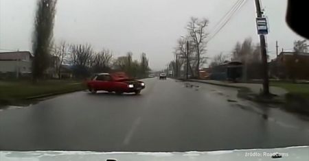 Rosyjski pojazd terenowy, zabytkowe Toyoty i kolizja spowodowana otwarciem się maski w czasie jazdy