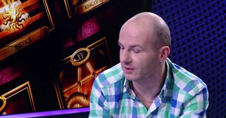 Wróźbita Maciej układa tarota polskim politykom. "Morawiecki to w kartach osoba dwulicowa i spryciarz"