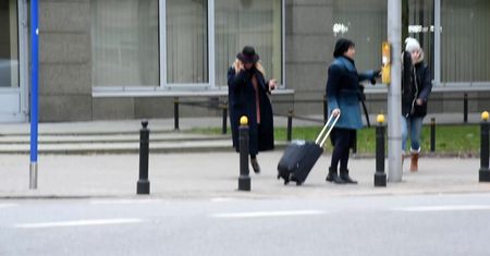 Olejnik w futrzanych chodakach Gucci za 3,5 tysiąca złotych. Nie za zimno?