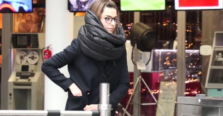 Spóźniona Więdłocha biegnie do taksówki