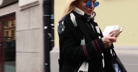 Olejnik w ogromnym szalu przymila się do paparazzi