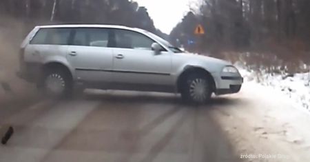 Pędził ulicami miasta i uderzył w bok tramwaju. Kolos prawie nie drgnął, a auto rozpadło się w mak