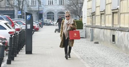Szostak w lamparcim płaszczu kokietuje paparazzi