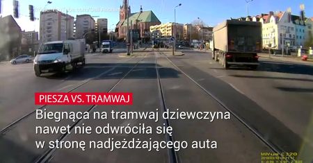 Biegła na tramwaj. Nawet nie spojrzała, że jedzie następny pojazd