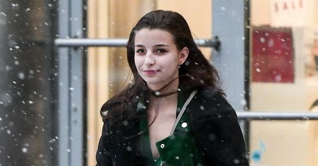 Wieniawa ślizga się na śniegu z luksusowymi siatkami