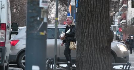 Naburmuszony Kret spaceruje z mlekiem i bułkami