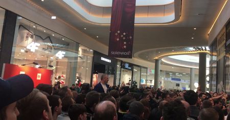 Długa kolejka ustawiła się przed pierwszym w Polsce salonem Xiaomi