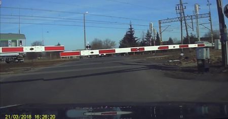 Kierowcy wstrzymali oddech, ale nie wstrzymali myślenia. Sytuacja na przejeździe kolejowym