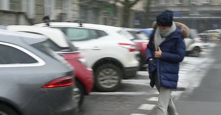 Ciężarna Socha w butach EMU przebija się przez śnieżycę
