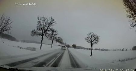 Warunki były trudne. Kierowca się spieszył i szybko pożałował