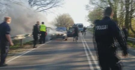 Policjanci uratowali młodych ludzi z płonącego auta