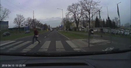 Zignorował samochód zatrzymujący się przed przejściem. Potrącił kobietę