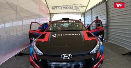 Najostrzejszy Hyundai na torze wyścigowym. Strzela płomieniami i wchodzi bokiem w zakręty