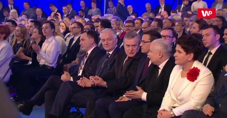 Apatyczne brawa dla Morawieckiego. Dla Szydło - owacja!