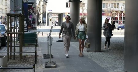 Rozenek i Majdan wdzięczą się do paparazzi. Stylista się napracował?