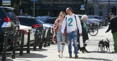 Wystylizowana Chodakowska traci blask w brudnym porsche