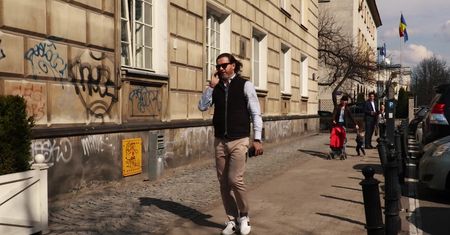 Samotny Majdan lansuje się na mieście z telefonem i audi