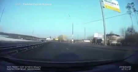 Myślał, że zmieści się pod wiaduktem. Mylił się