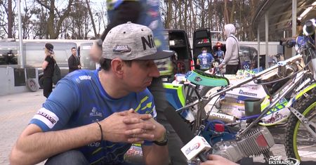 Motocykl żużlowy podczas meczu (wideo)