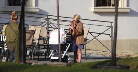 Zielińska rozmawia przez telefon w trakcie jazdy