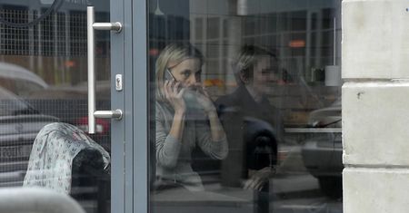 Foremniak gestykuluje w restauracji. Minispektakl przerwał telefon