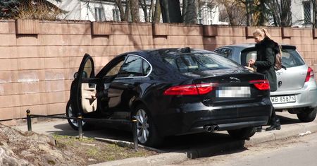 Niepocieszeni Rubikowie wsiadają do nowego Jaguara. Co ich tak smuci?