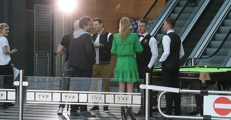 Marcelina Zawadzka pokłada się na stole bilardowym w TVP