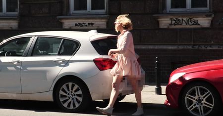 Gessler paraduje bez biustonosza i rajstop. Nie za zimno?