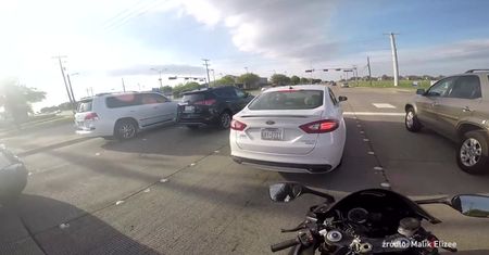Motocyklista oszukał przeznaczenie. Pół metra dalej i mogło się skończyć tragicznie