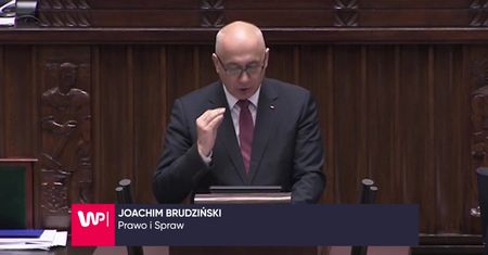 Brudziński: trzeba być skończonym idiotą, żeby zjadać tort z wafelków ze swastyką