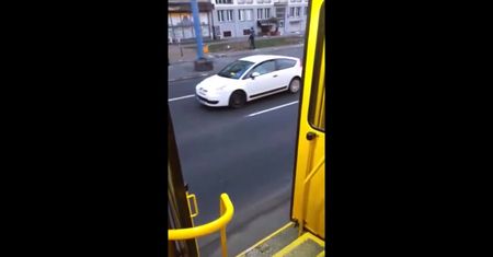 Warszawa: Uszkodzony tramwaj wiezie pasażerów