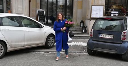Zmarznięta Herbuś czeka na taksówkę. I kokietuje paparazzi...