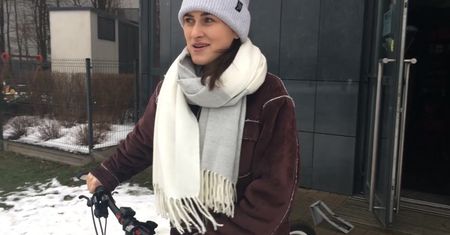 Jazda rowerem zimą. Testujemy go na oblodzonym chodniku