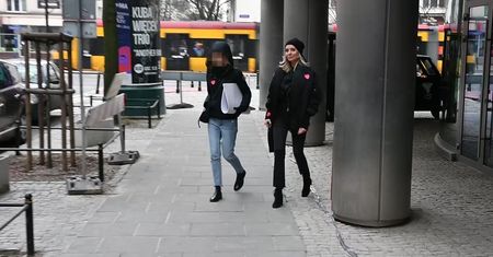Szulim wdzięczy się do paparazzi się pod studiem DDTVN