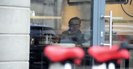 Samotny Paweł Wilczak zajada śniadanie
