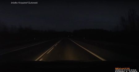 Głupota na drodze. Niewidoczny pieszy na obwodnicy