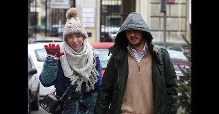 Chodakowska ściska za rękę Lefterisa w drodze na obiad