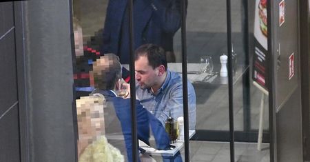 Dubieniecki pije wino z kolegami. Uśmierzał ból po konfiskacie Porsche?