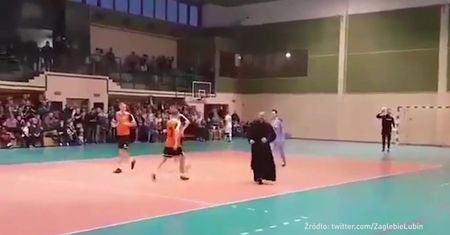 #dziejesiewsporcie: tak strzela ksiądz. Dla zespołu z Ekstraklasy